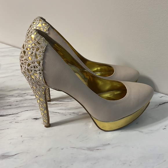 Look HAWT!! In these heels! - Picture 3 of 4